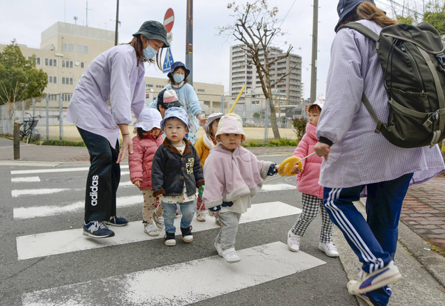 Nhật Bản tăng ngân sách cho trẻ em - Ảnh 1.