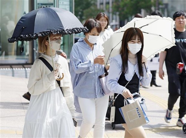 Nhật Bản cảnh báo nguy cơ say nắng khi nắng nóng thiêu đốt - Ảnh 1.