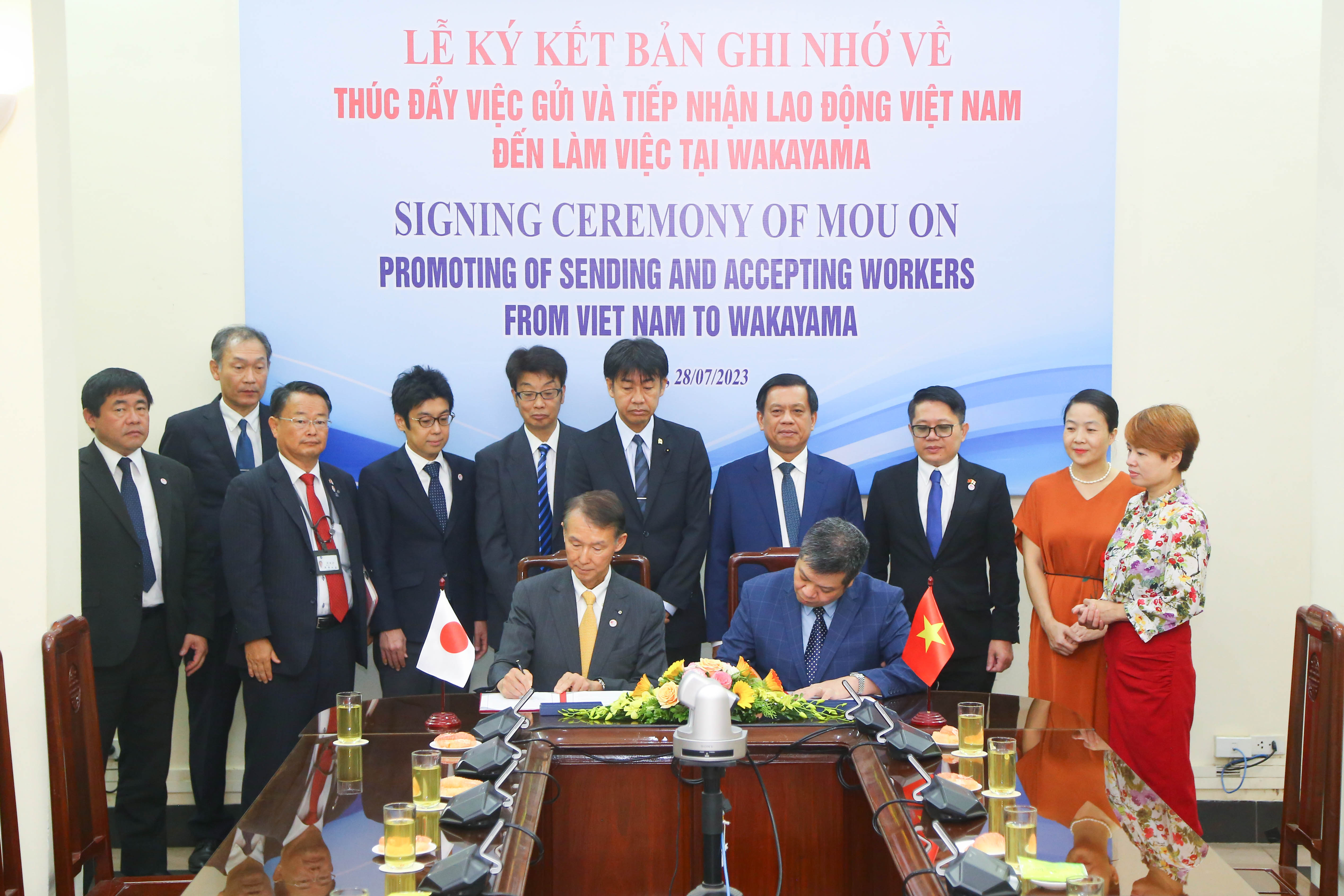 Lễ ký kết Bản ghi nhớ hợp tác khung pháp lý cơ bản giữa Cục Quản lý lao động ngoài nước và tỉnh Wakayam về tiếp nhận lao động Việt Nam sang làm việc
