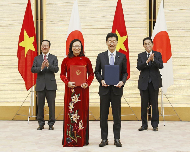 Chủ tịch nước Võ Văn Thưởng và Thủ tướng Nhật Bản Kishida Fumio chứng kiến lễ trao Biên bản ghi nhớ hợp tác trong lĩnh vực chuyển đổi năng lượng giữa Bộ Công Thương Việt Nam và Bộ Kinh tế - Thương mại và Công nghiệp Nhật Bản - Ảnh: TTXVN